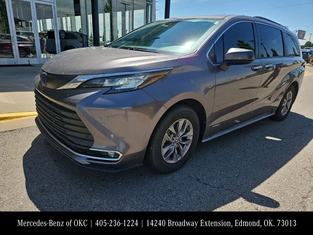 2021 Toyota Sienna XLE 8-Passenger Hybrid FWD's photo