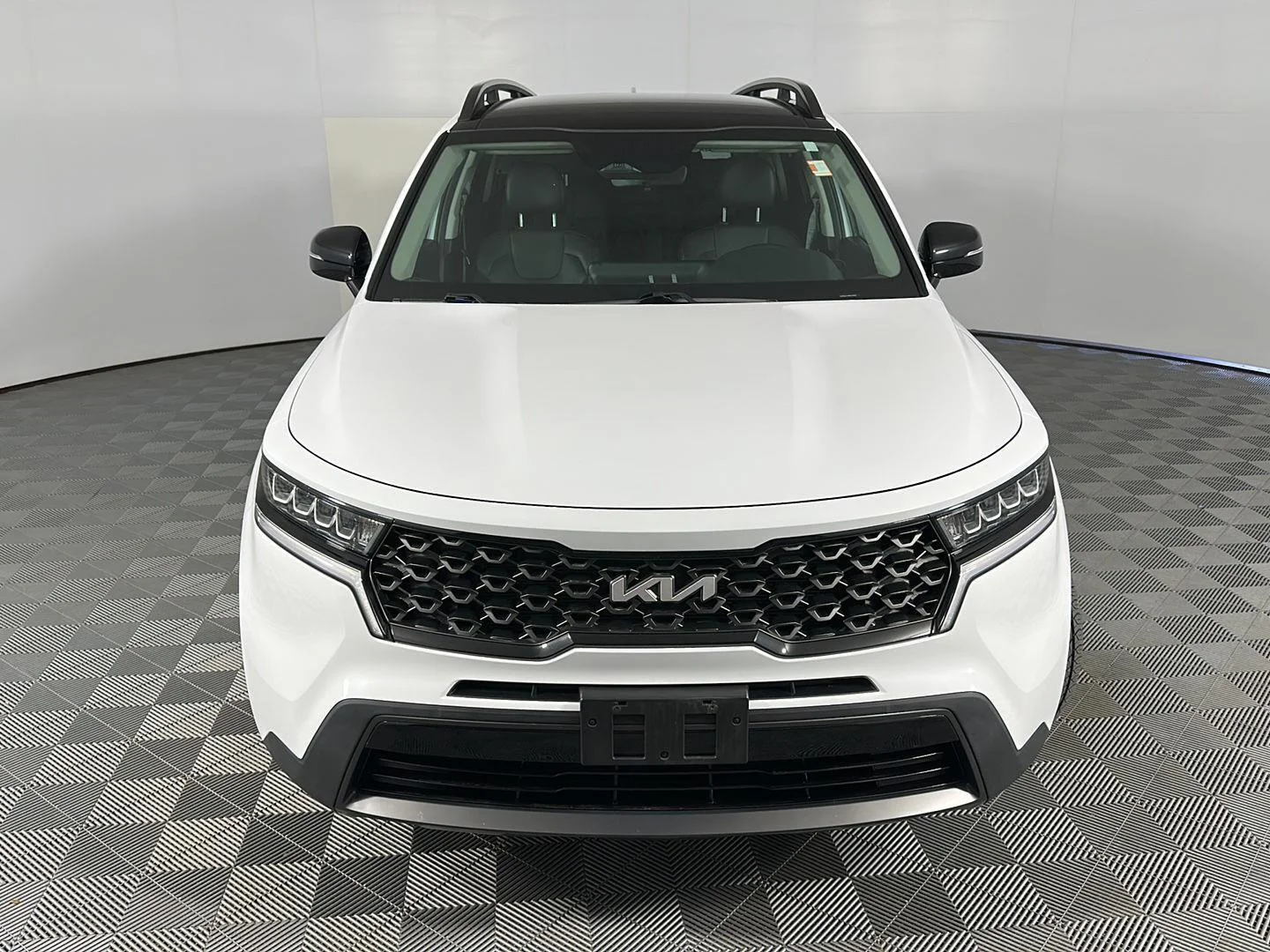 Used 2022 Glacial White Pearl Kia  image 2