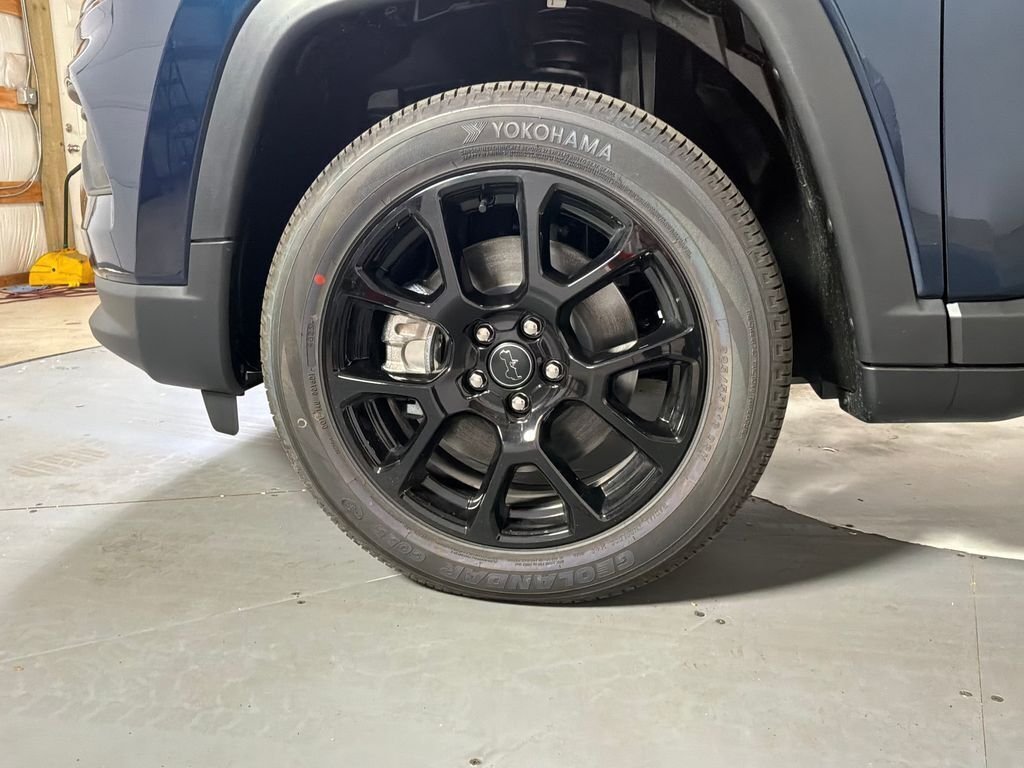New 2026 Fathom Blue Pearl Coat Jeep Latitude image 9