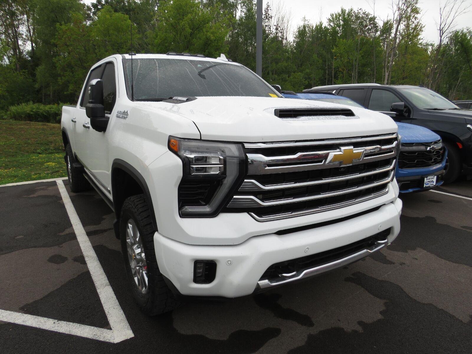 Used 2024 Summit White Chevrolet High Country image 3