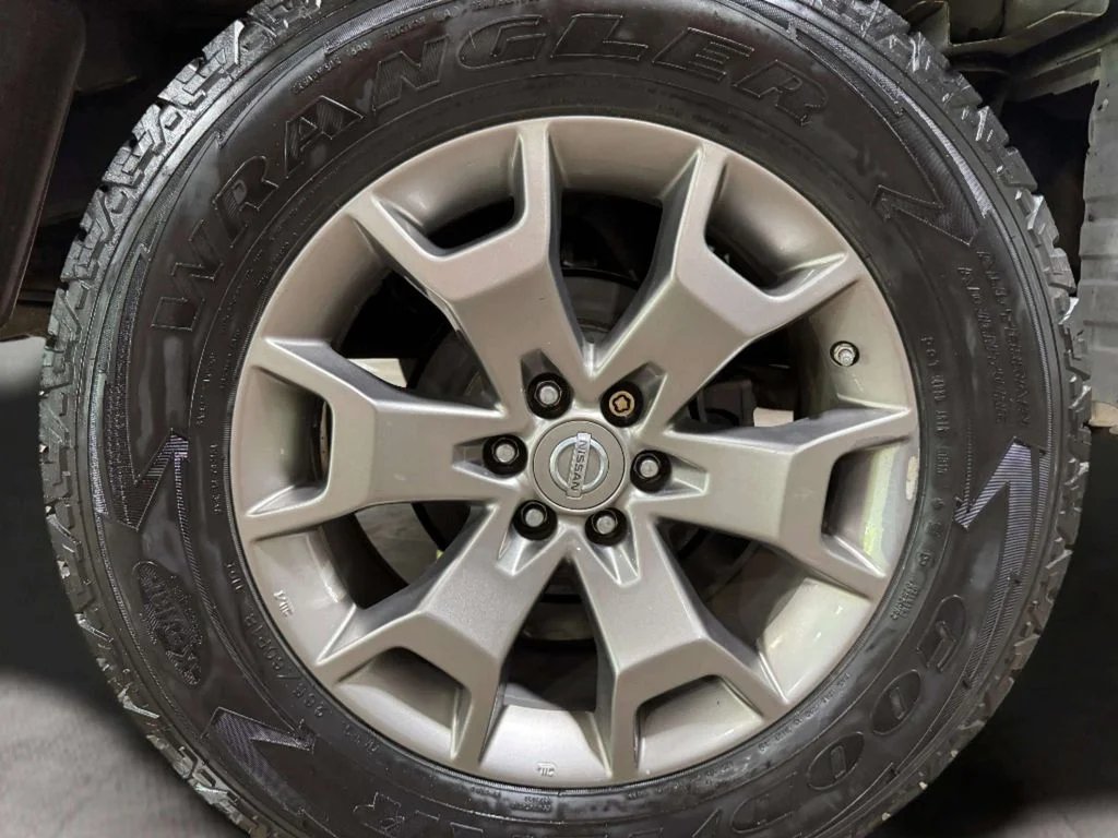 Used 2015 Glacier White Nissan SL image 32