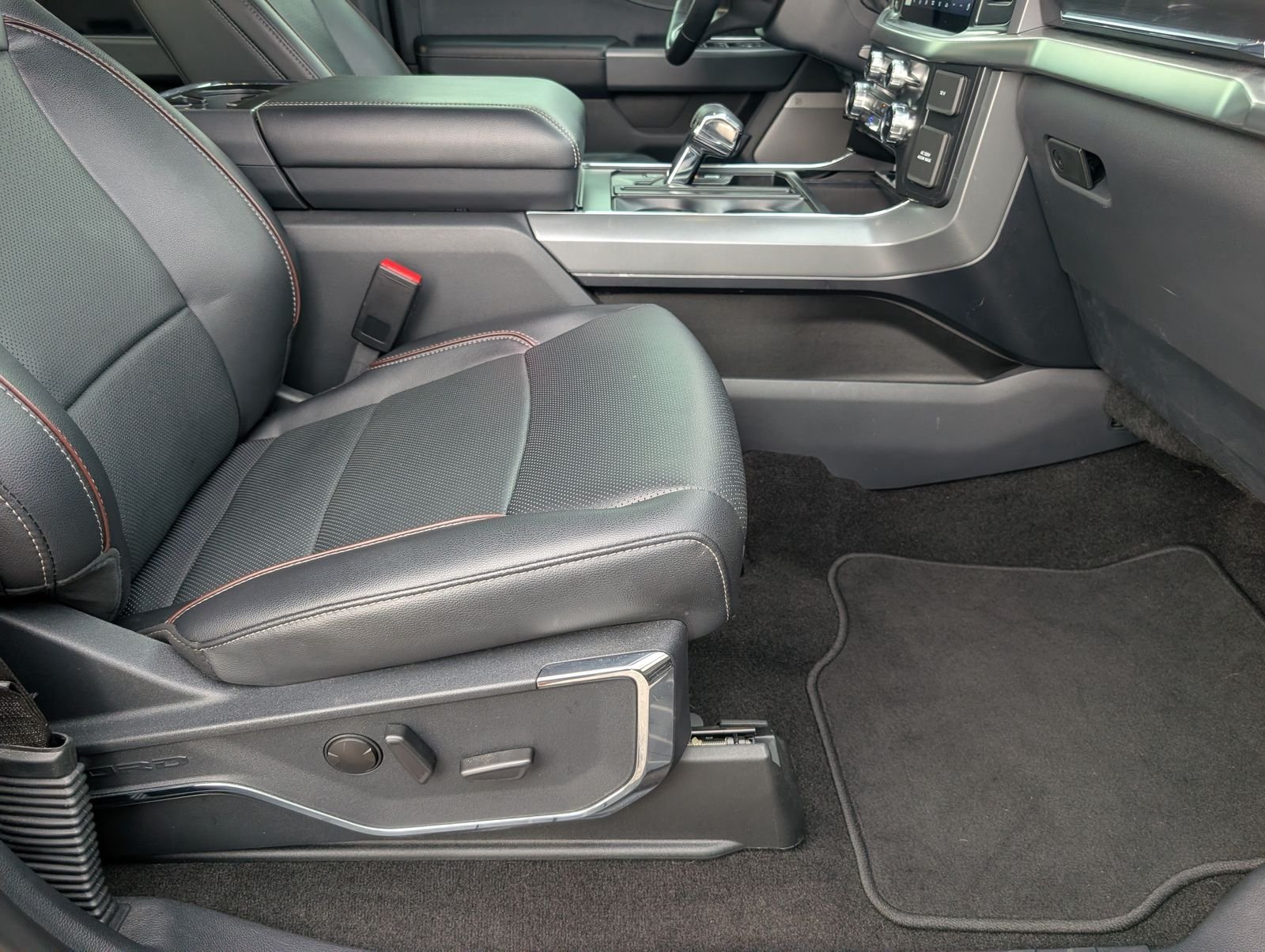 Used 2022 Agate Black Metallic Ford Lariat image 32
