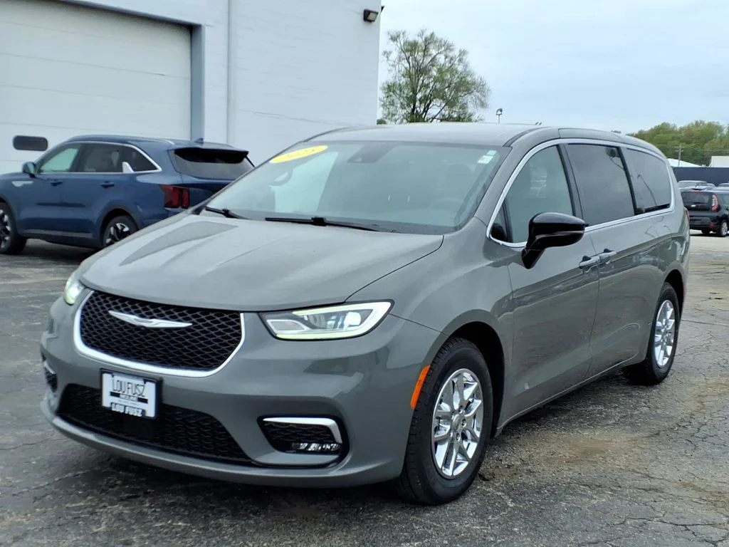 2025 Chrysler Pacifica Select - Photo 8