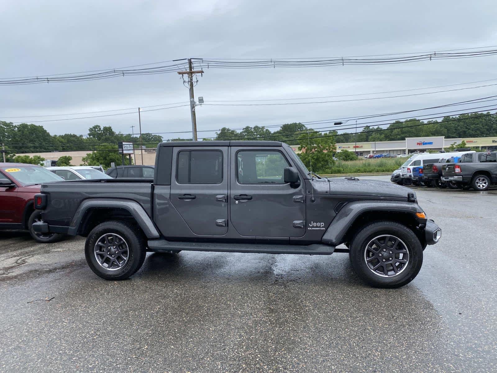 Used 2022 Granite Crystal Metallic Clearcoat Jeep Overland image 2