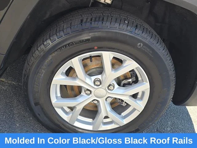Used 2023  Jeep Limited image 32