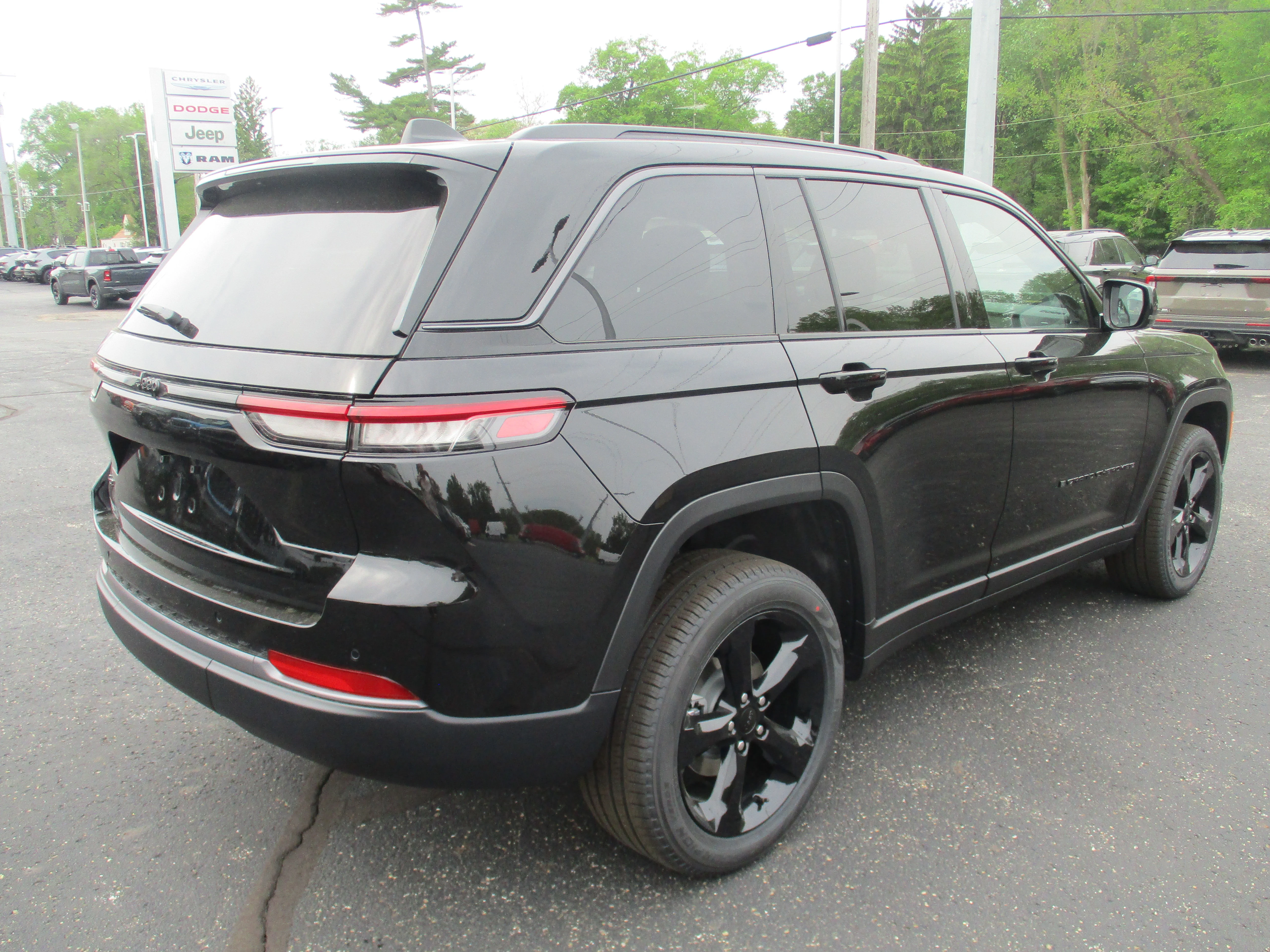 New 2026 Diamond Black Crystal Pearl-Coat Exterior Paint Jeep Limited image 30