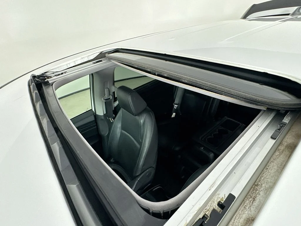 Certified Used 2023 Platinum White Pearl Honda EX-L image 28