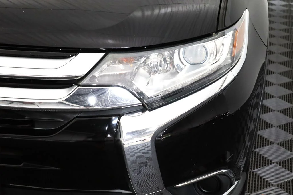 Used 2018 Black Mitsubishi ES image 9