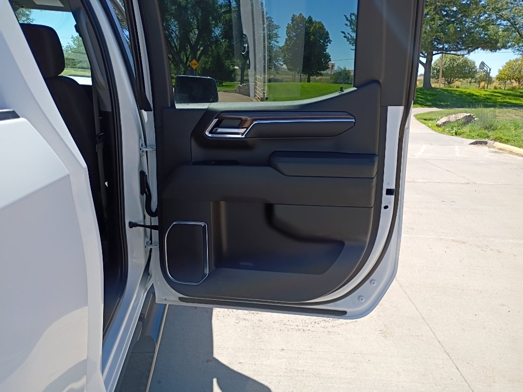Used 2025 Summit White Chevrolet LT Trail Boss image 14