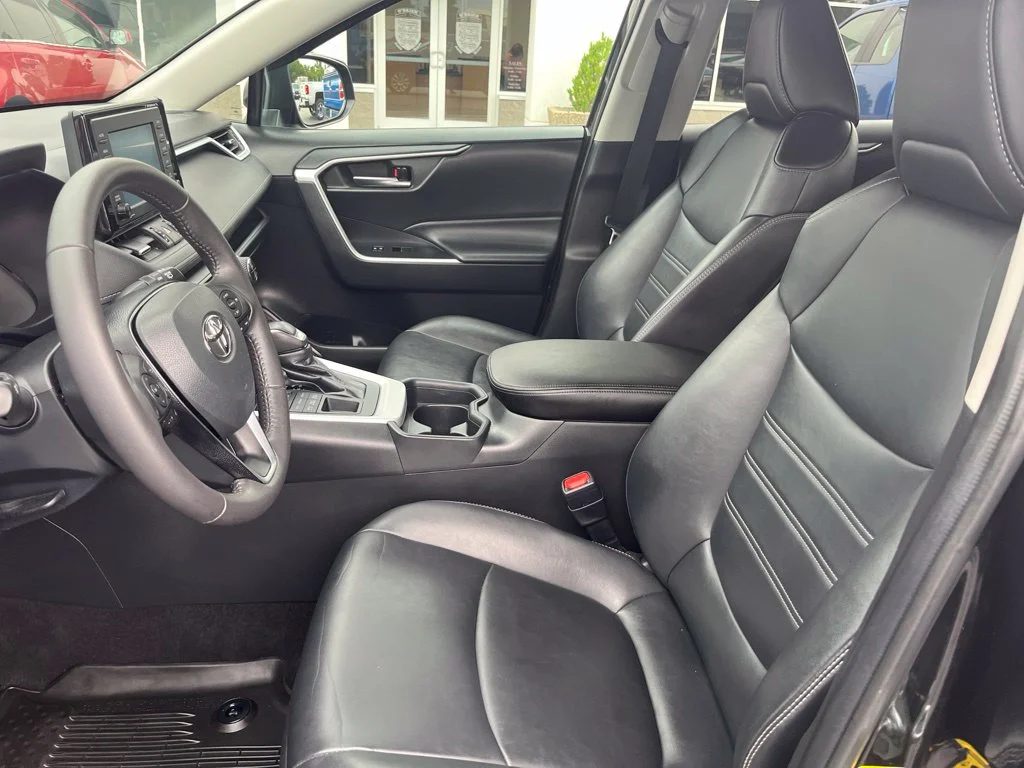 Used 2020 Midnight Black Metallic Toyota XLE Premium image 16