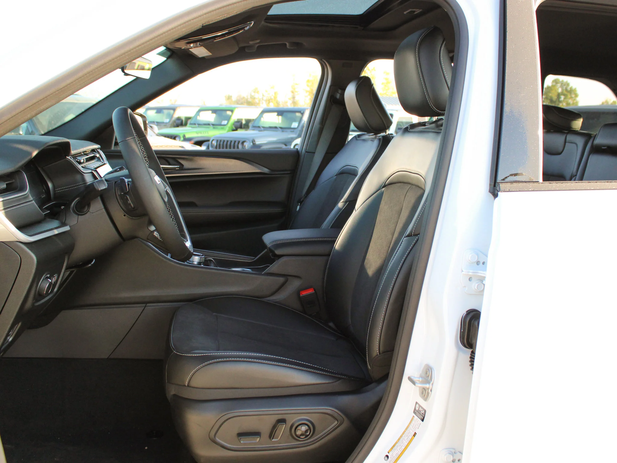 New 2025 White Jeep Altitude* Sunroof, Heated Leather, Trailer Tow Pkg image 9