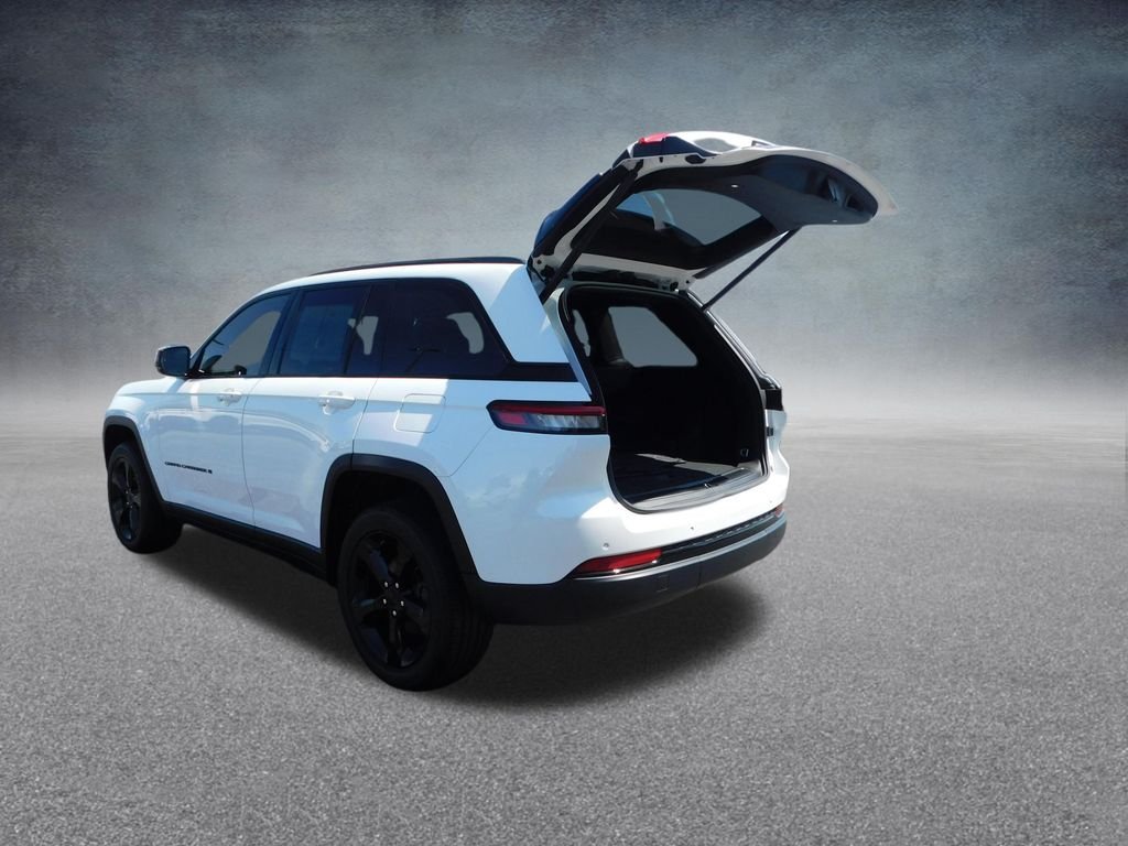 Used 2024 White Jeep Altitude image 22