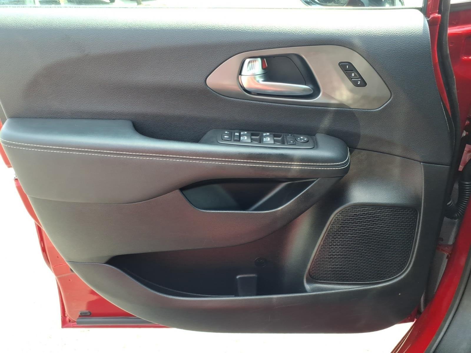 Used 2025 Red Hot Pearlcoat Chrysler Select image 28