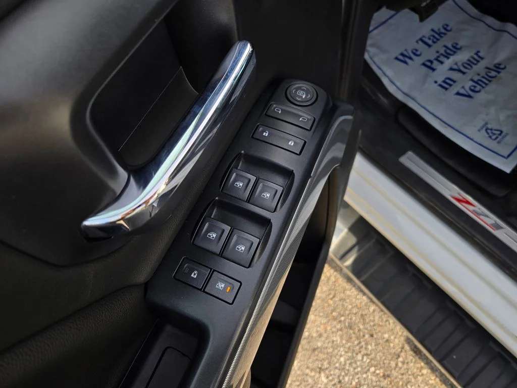 Used 2018 White Chevrolet LT image 14