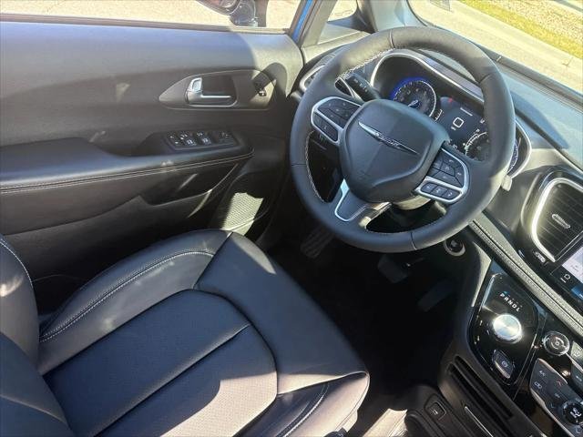 New 2026 Hydro Blue Pearl-Coat Exterior Paint Chrysler Select image 15