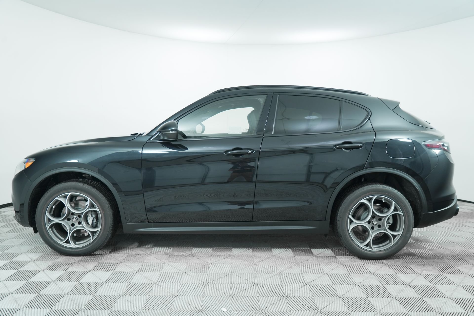 2025 Alfa Romeo Stelvio photo 4