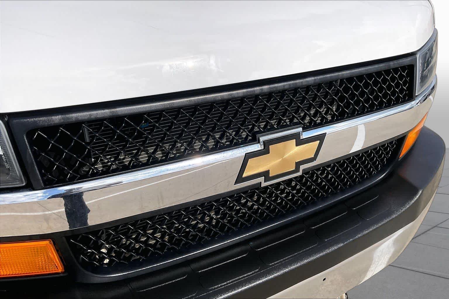 Used 2025 Summit White Chevrolet  image 25