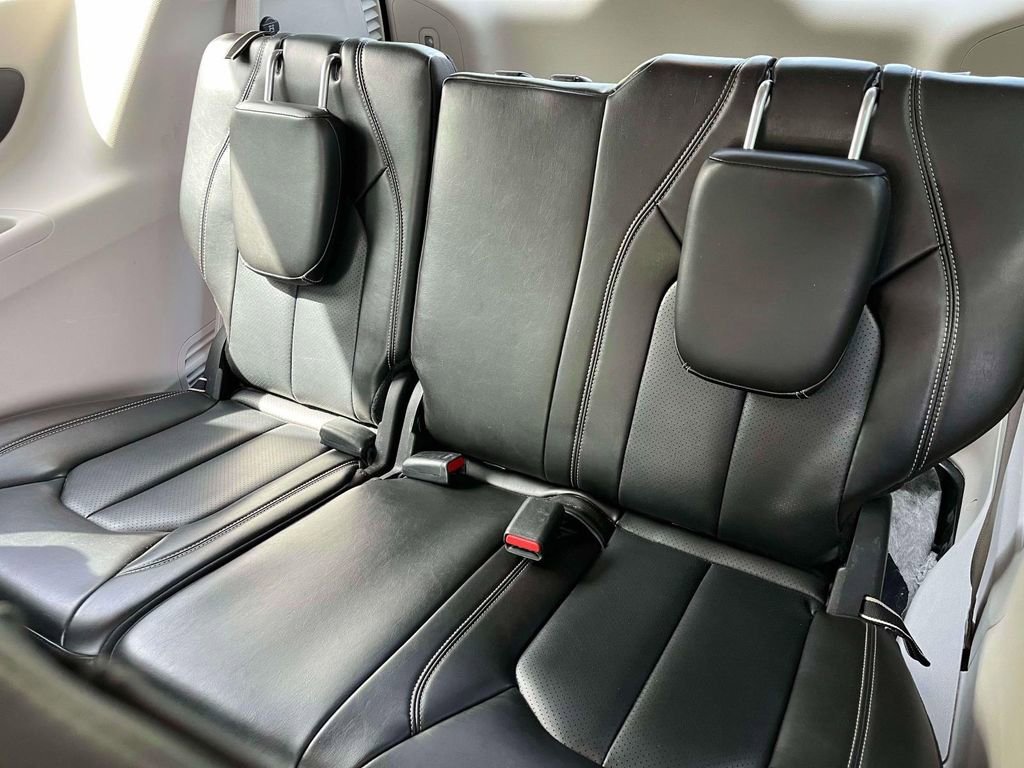 Used 2023 Brilliant Black C Chrysler Touring L image 17