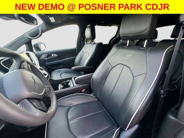 New 2026 Diamond Black Crystal Pearl-Coat Exterior Paint Chrysler Limited image 22