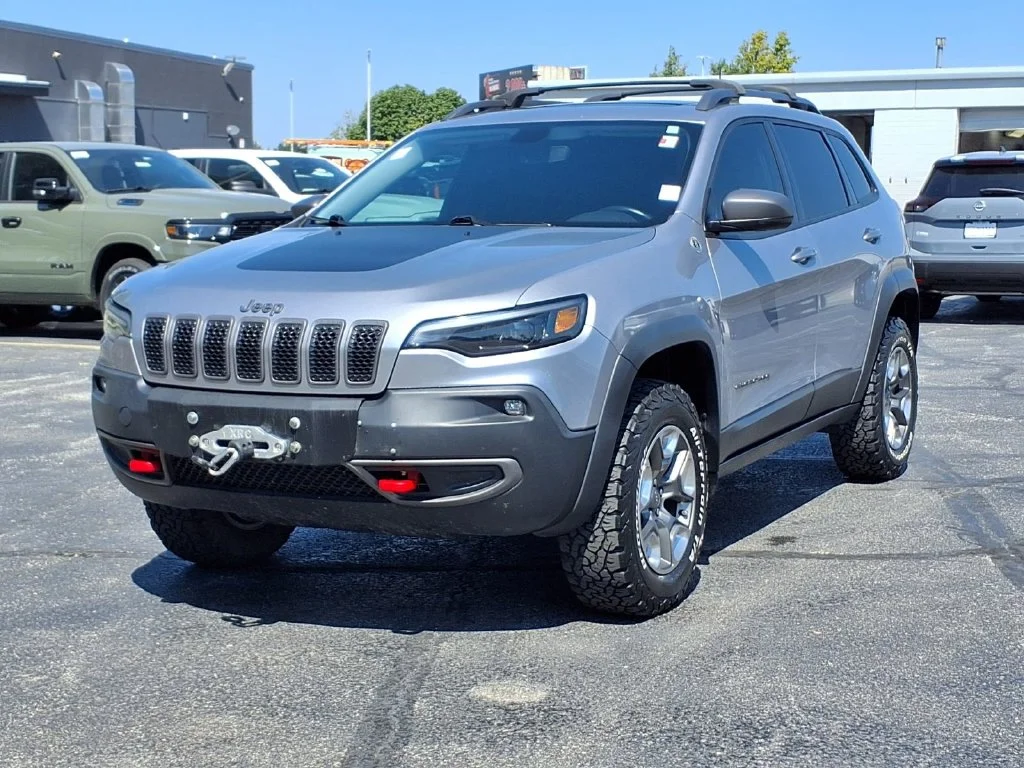 Used 2019 Silver Jeep Trailhawk image 2