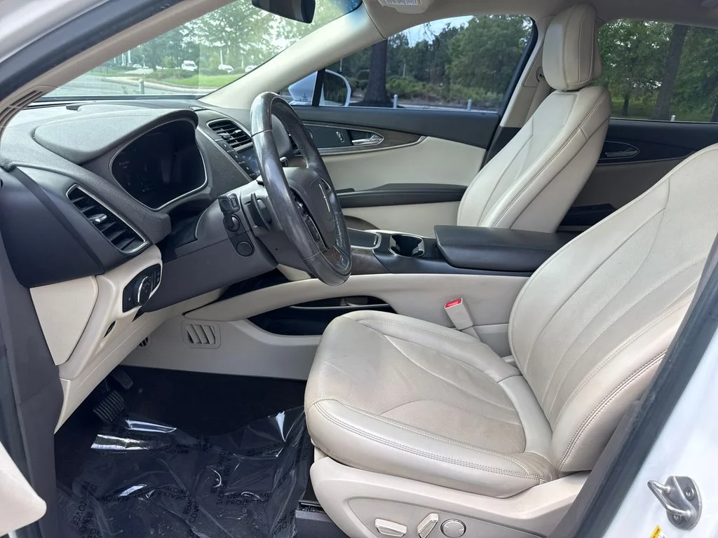 Used 2020 White Lincoln Reserve image 12