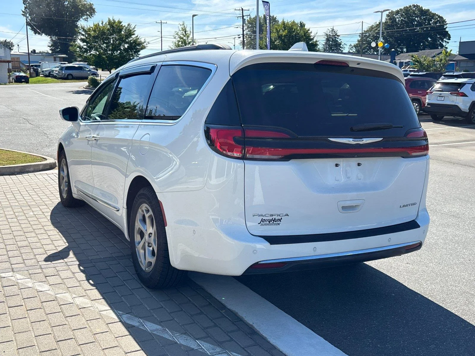Used 2022 Bright White Clearcoat Chrysler Limited image 3