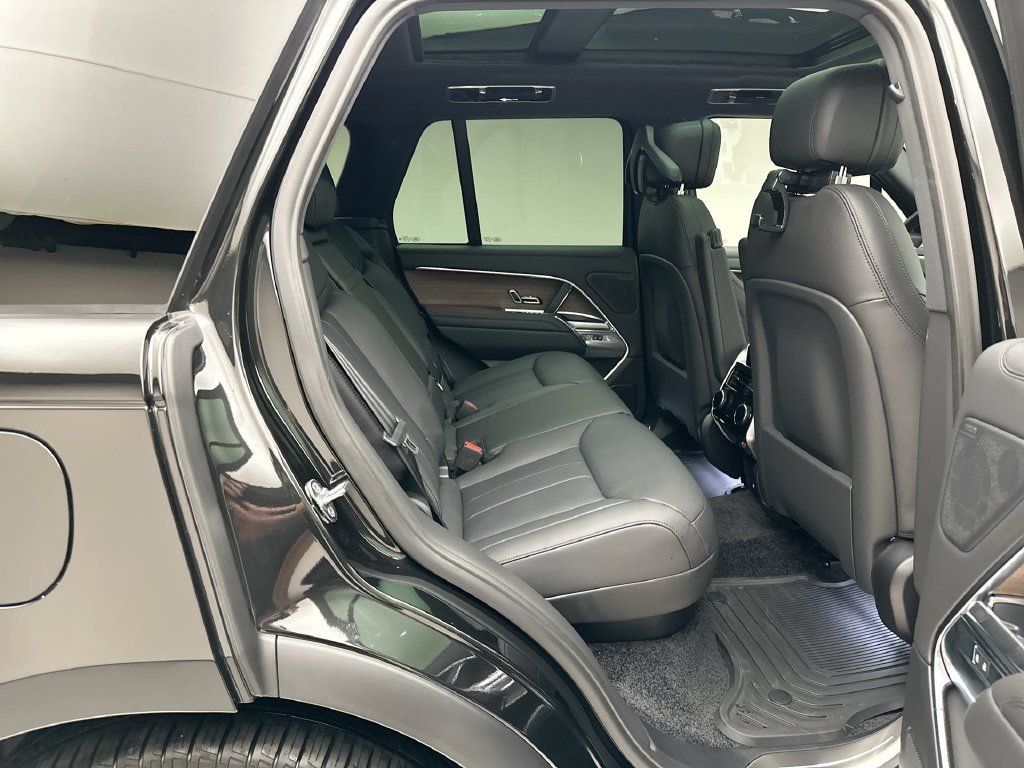 New 2027 Santorini Black Metallic Land Rover SE image 7