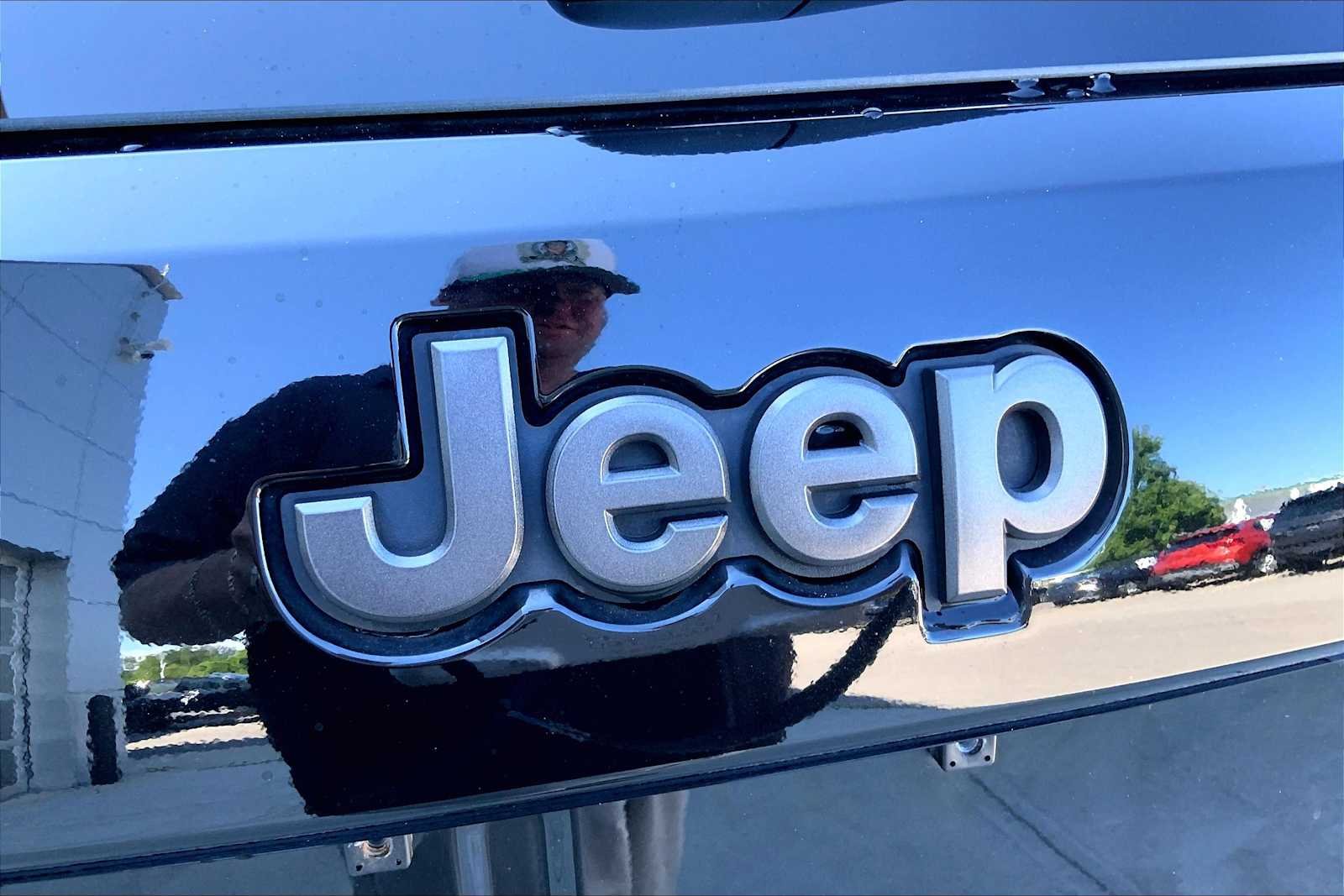 Used 2018 Diamond Black Crystal Pearlcoat Jeep High Altitude image 32