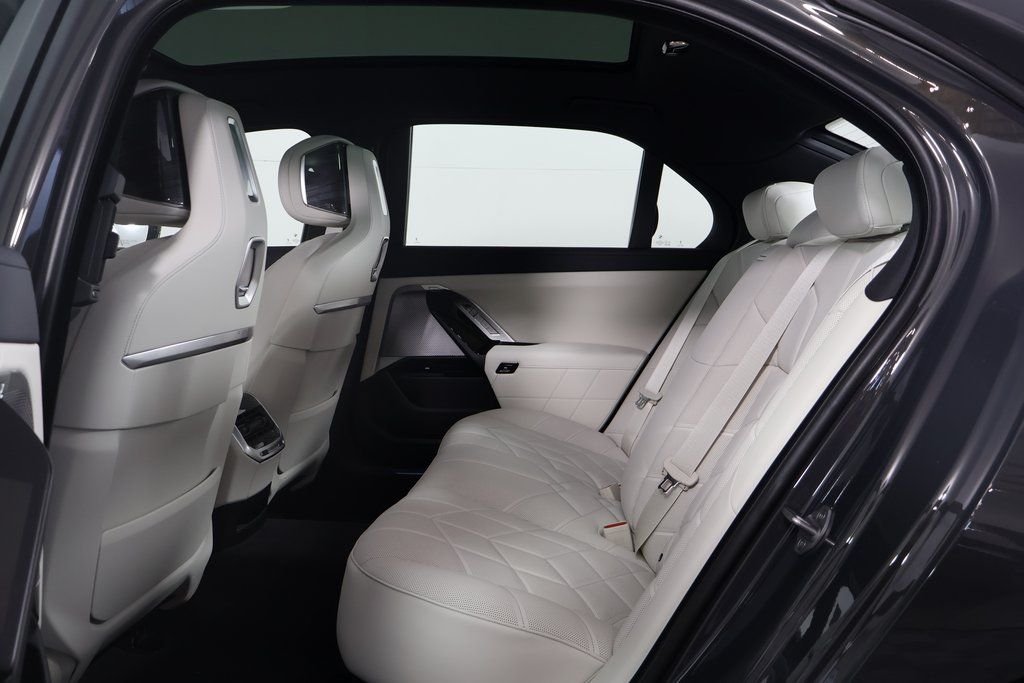 2026 BMW 7 Series 750e - Photo 6