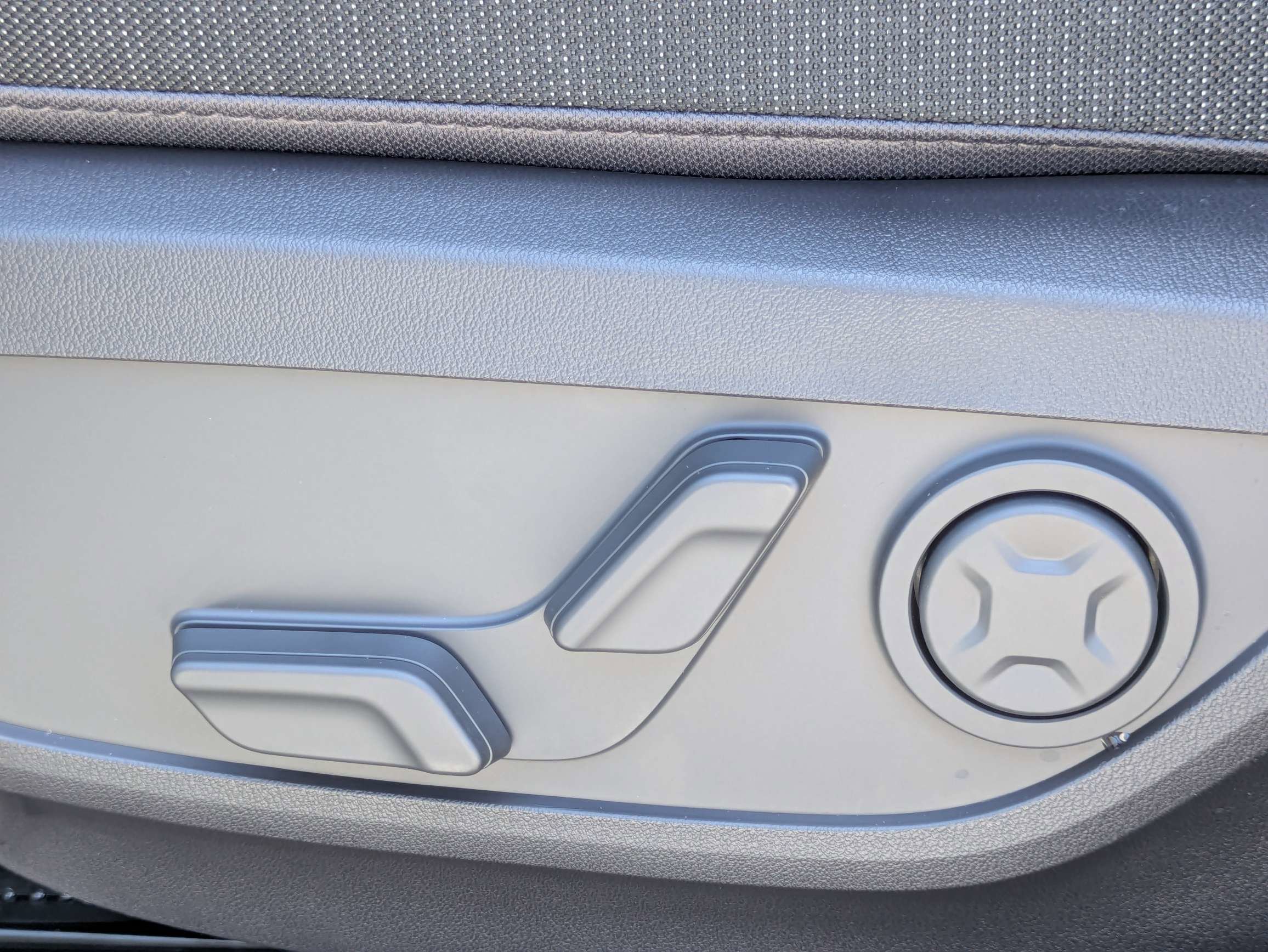 New 2027 Ivory Silver Kia S image 24