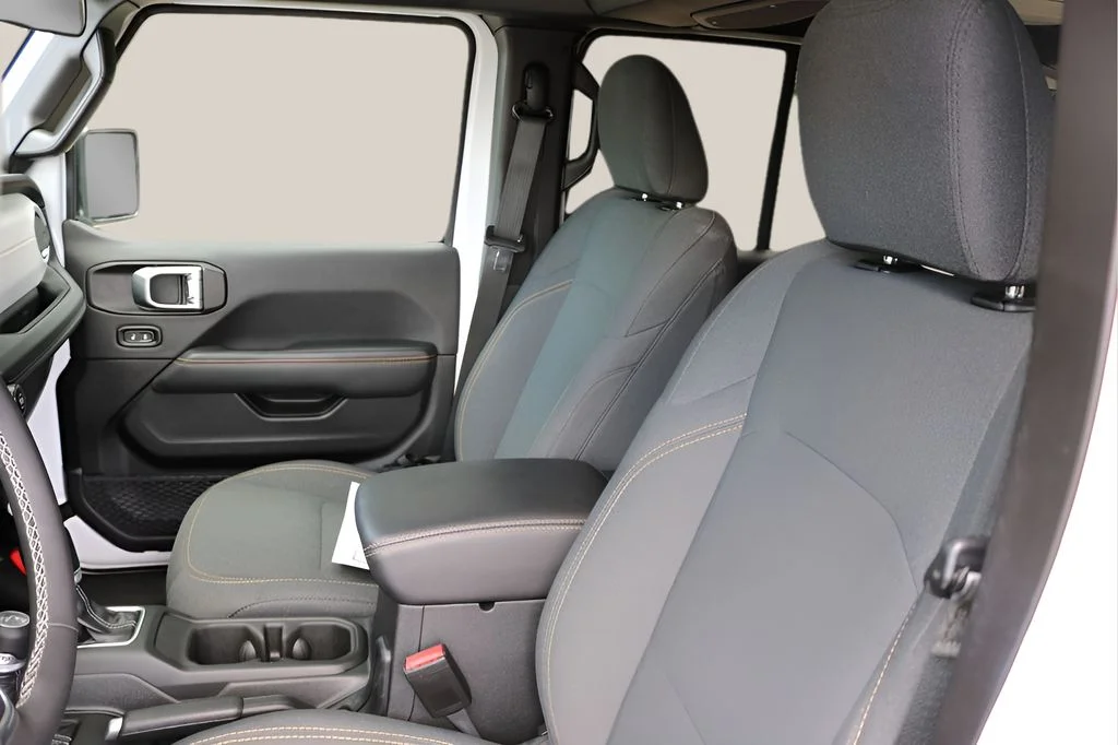 Used 2025 White Jeep Sahara image 11