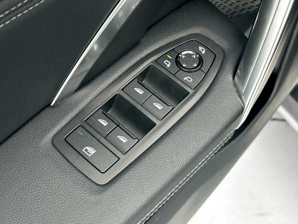 Used 2023 White BMW xDrive28i image 22
