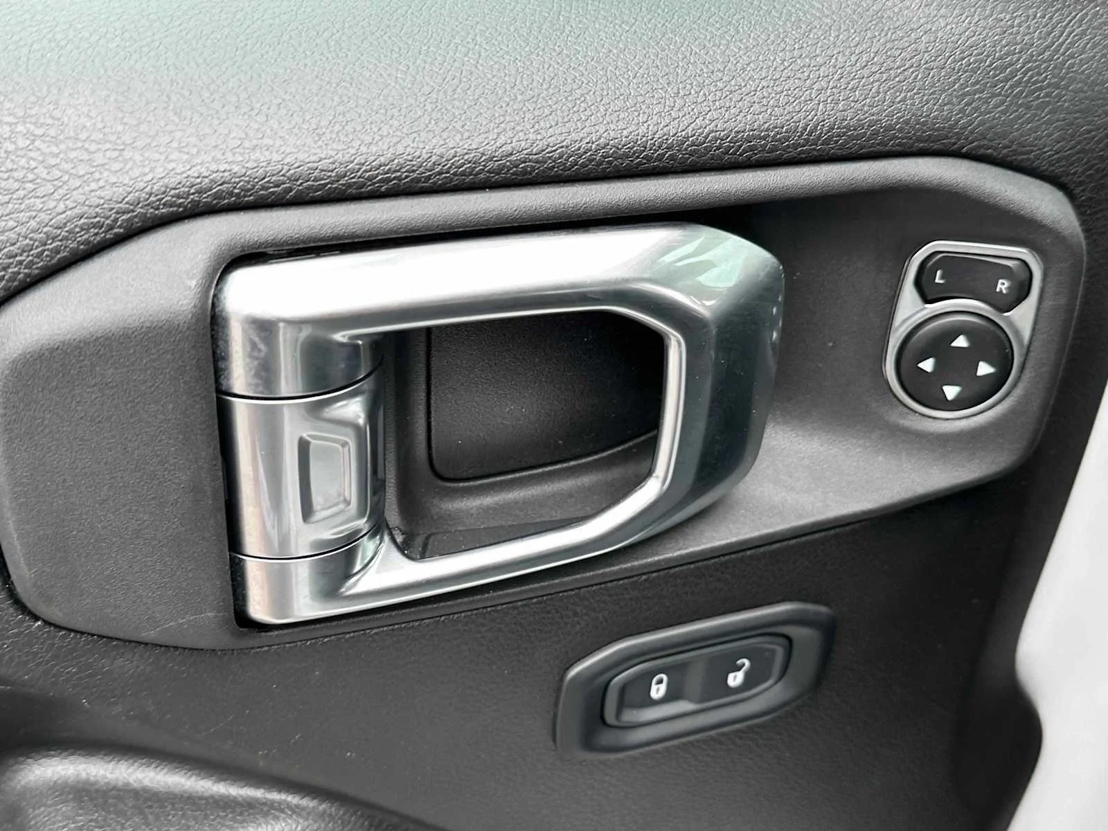 2025 Jeep Wrangler 4-Door Willys - Photo 17