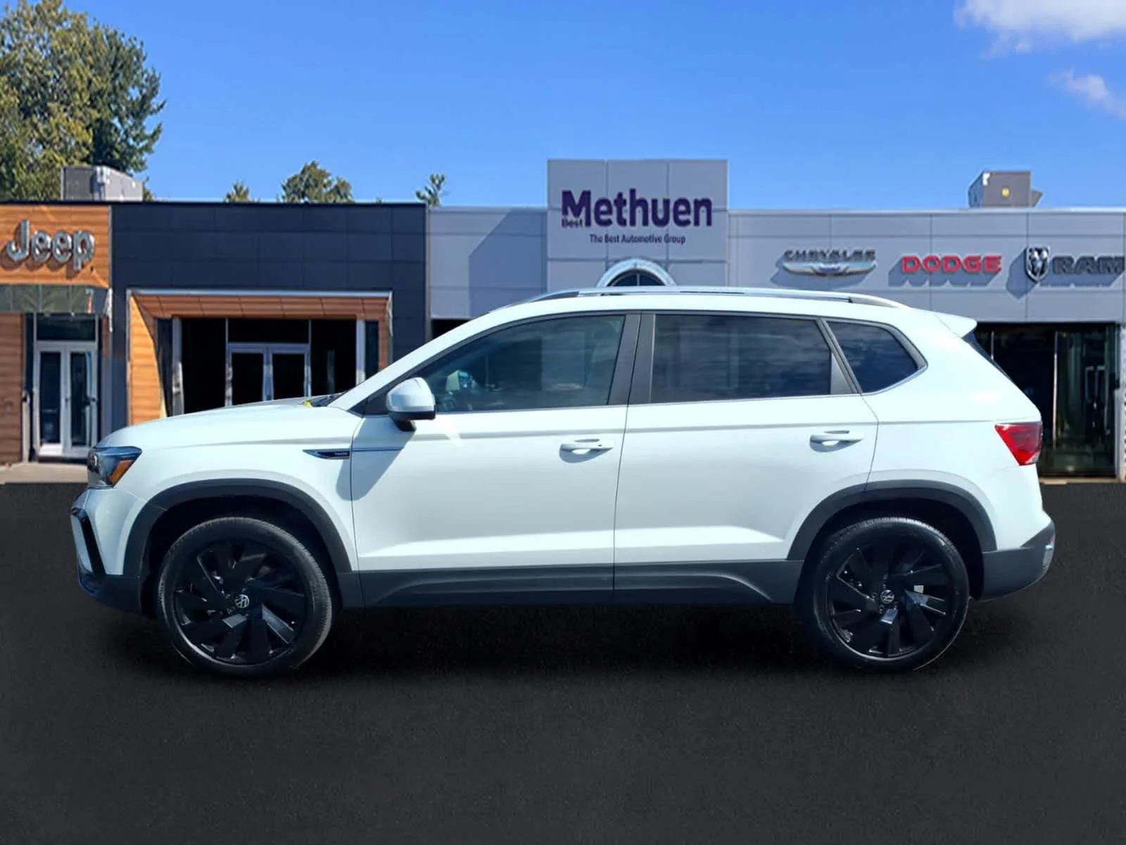 Used 2023 Pure White Volkswagen SE image 8