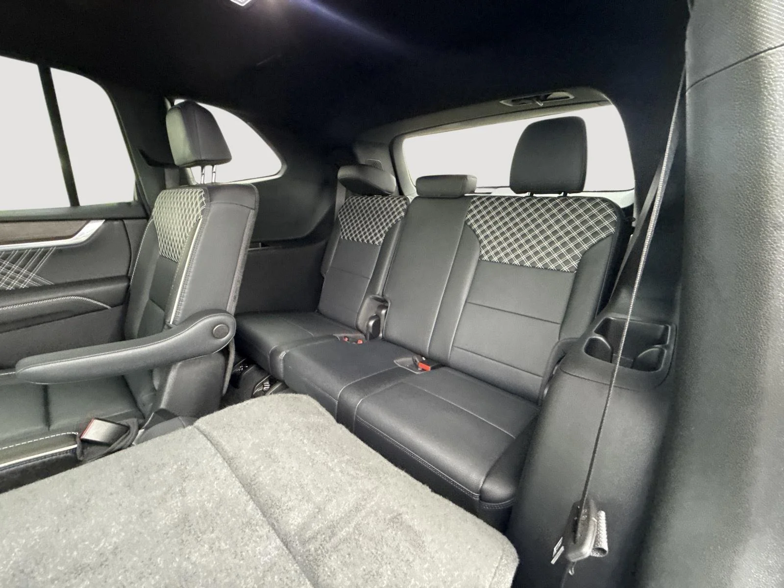 Used 2024 Summit White GMC Denali image 7