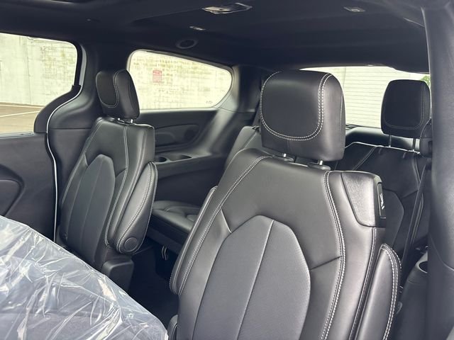 New 2027 Bright White Clear-Coat Exterior Paint Chrysler Select image 8