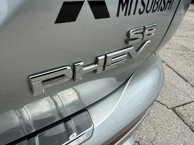 Used 2023 White Mitsubishi SE image 35