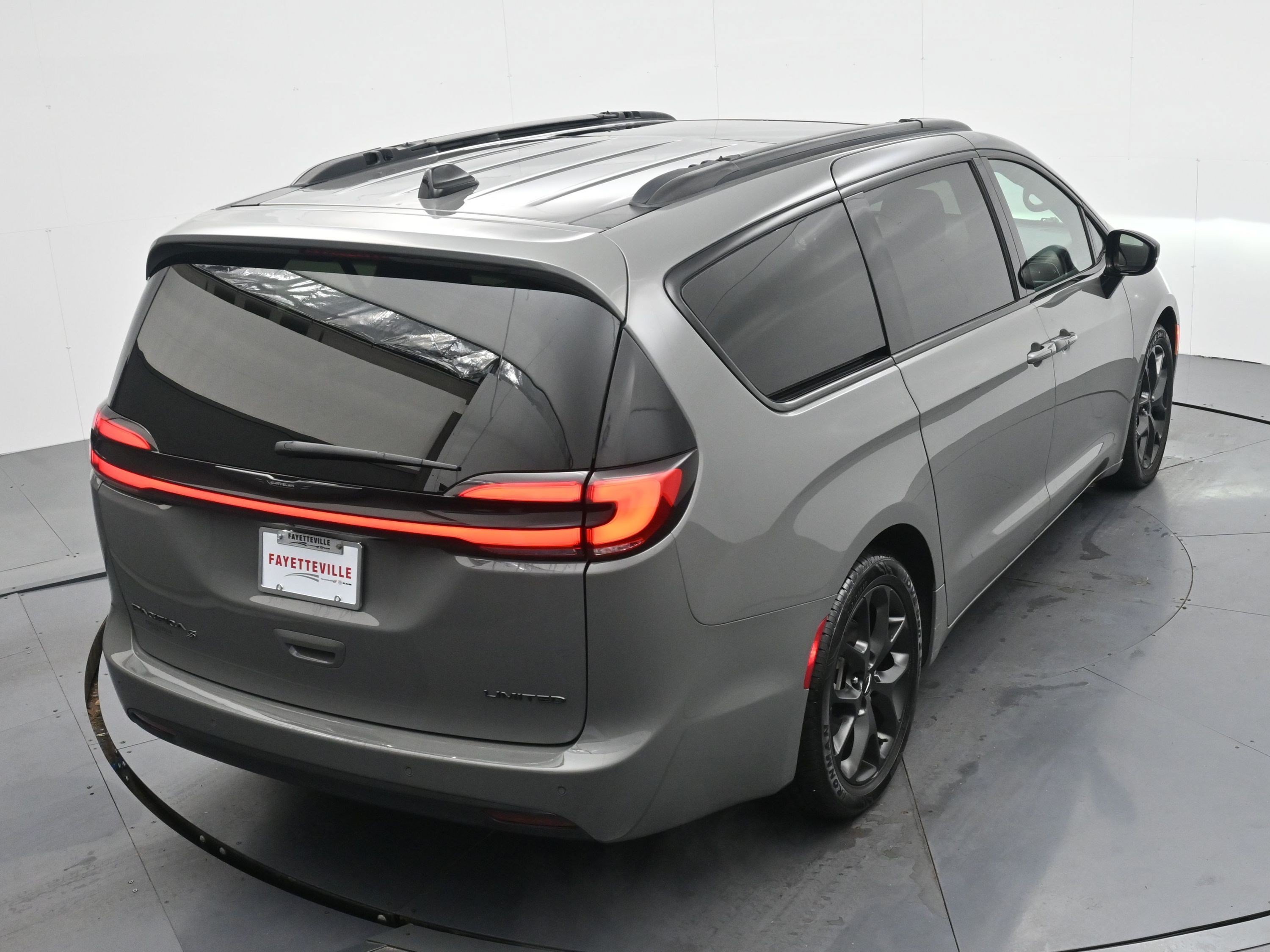Used 2025 Ceramic Gray Clearcoat Chrysler Limited image 21