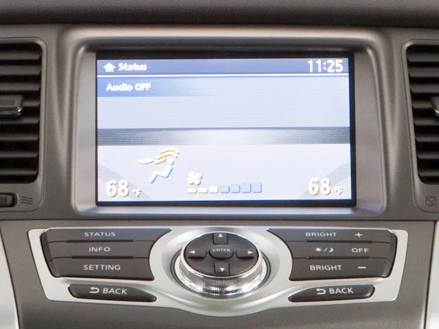 Used 2013 Super Black Clearcoat Nissan LE image 22