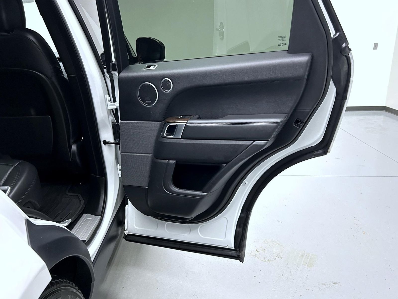 Used 2019 White Land Rover HSE image 17