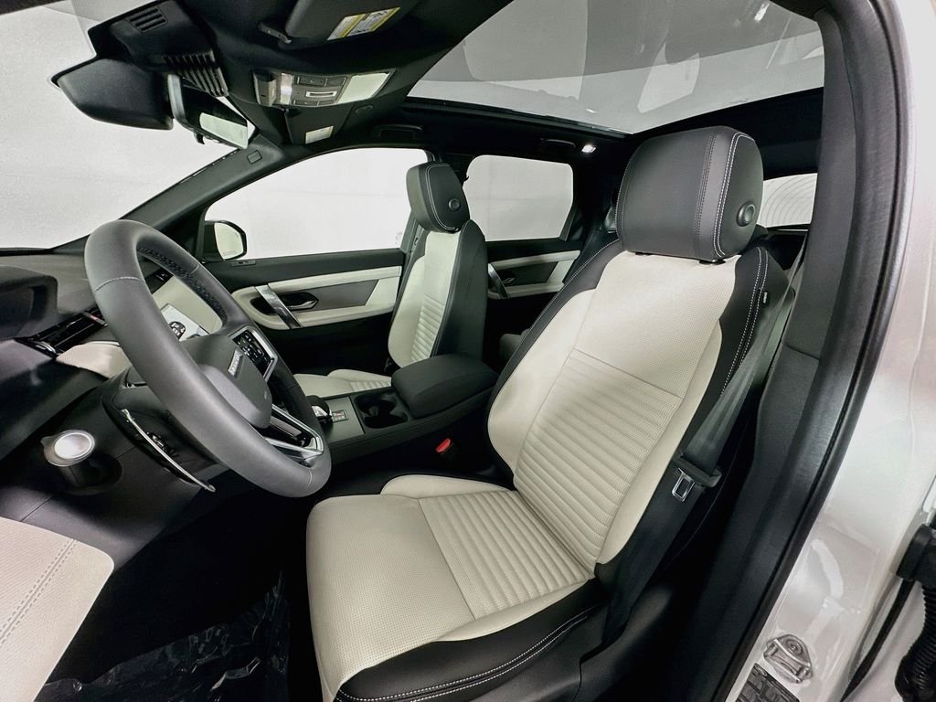 Used 2025  Land Rover SE image 11