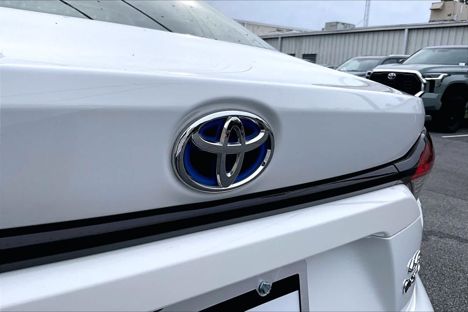 Used 2025 Ice Cap Toyota Hybrid LE image 31