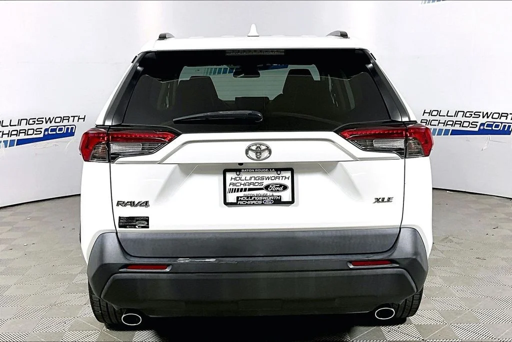 Used 2020 White Toyota XLE Premium image 4