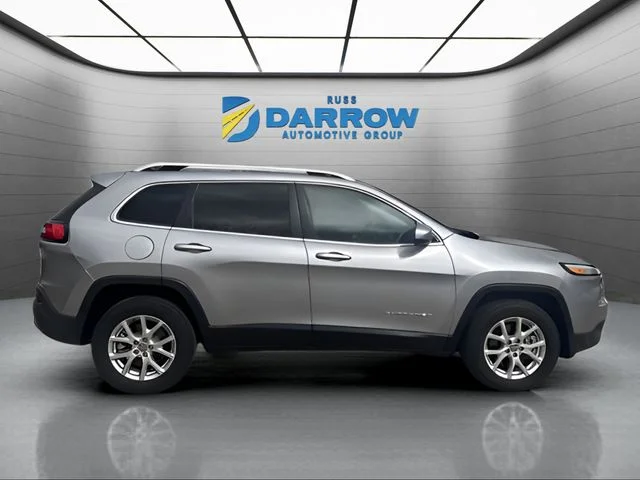 Used 2018 Silver Jeep Latitude image 6
