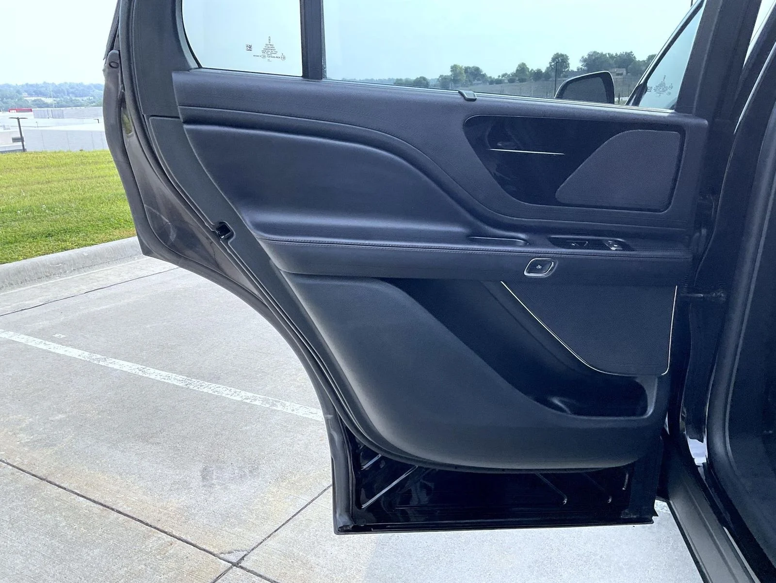 Certified Used 2023 Black Lincoln Livery image 18