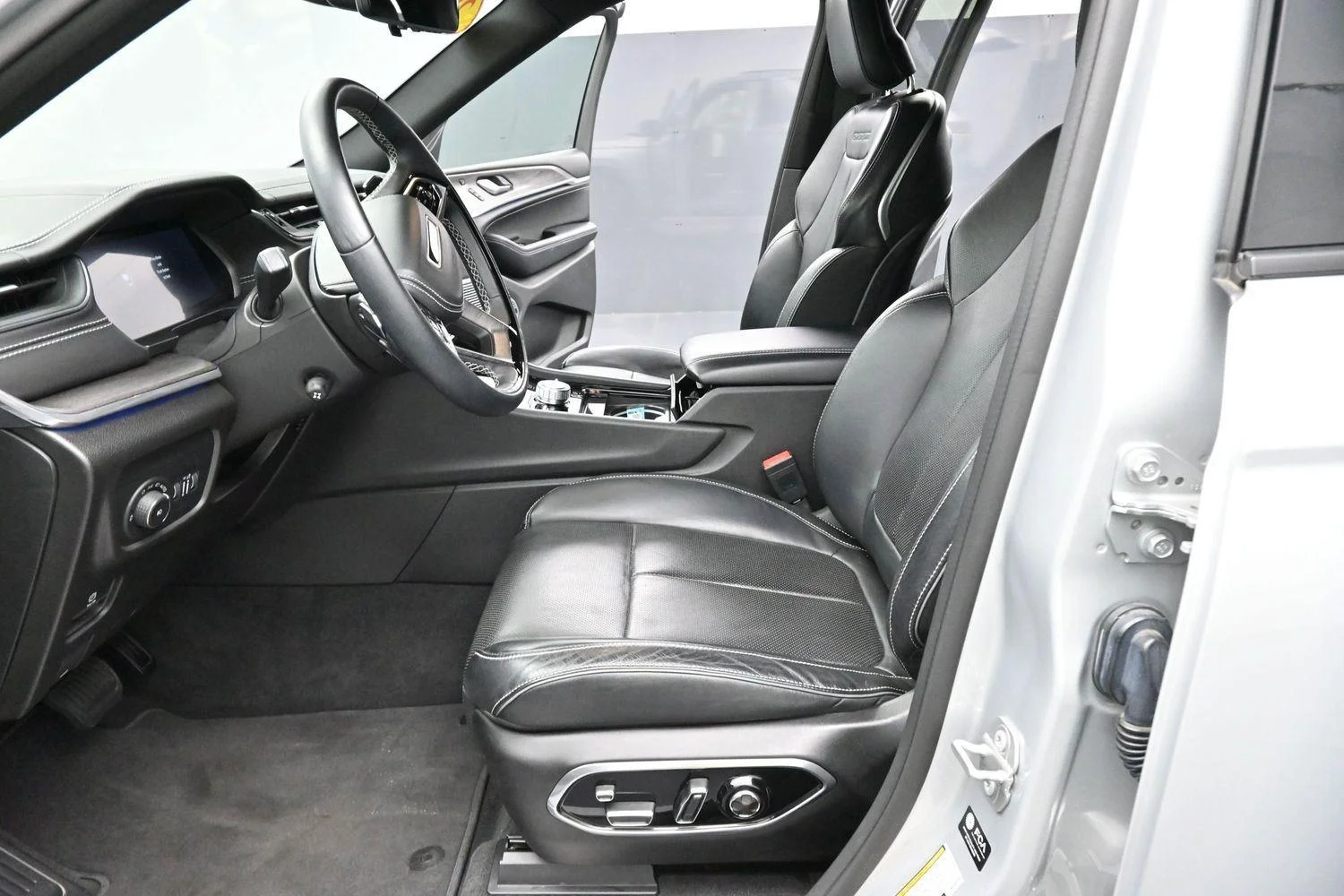 Used 2022 Silver Zynith Jeep Overland image 14