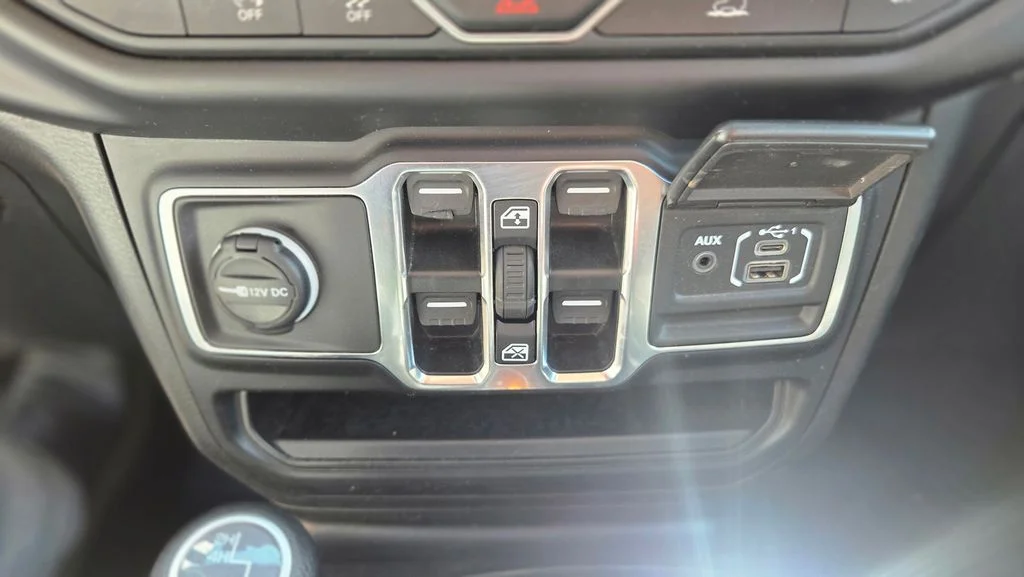 Used 2023 Green Jeep Sport S image 23