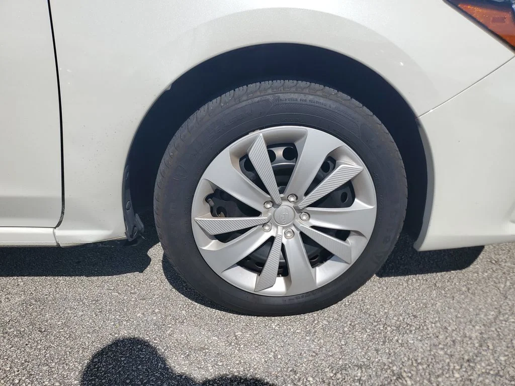 Used 2019 White Subaru 2.0i image 10