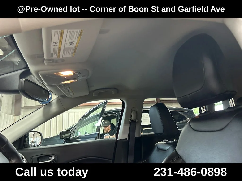 Used 2021 Red Jeep Latitude image 13