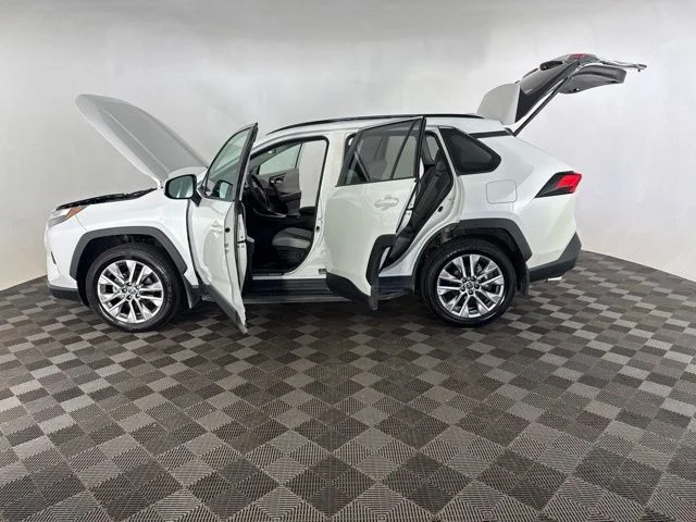 Used 2025 Beige Toyota XLE Premium image 11